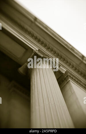 Colonne dorique tourné avec lensbaby objectif. Banque D'Images