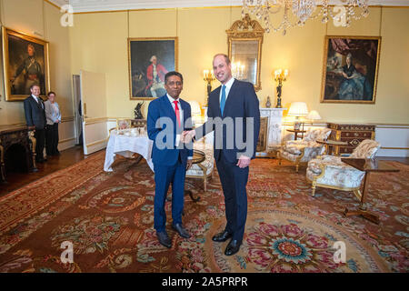 Le duc de Cambridge reçoit le président des Seychelles, Danny Faure, au cours d'une audience privée au palais de Buckingham, à Londres. PA Photo. Photo date : mardi 22 octobre, 2019. Voir PA histoire ROYAL Queen. Crédit photo doit se lire : Victoria Jones/PA Wire Banque D'Images