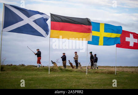 Des golfeurs sur le 17e tee lors du Championnat ouvert d'Hickory at Kilspindie Golf Club, Aberlady, East Lothian. Banque D'Images