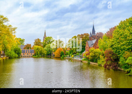 Minnewater château à Le Lac d'amour pendant l'automne, Bruges, Belgique Banque D'Images