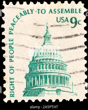 États-unis d'Amérique - circa 1975 : Un message d'accueil de timbres en France montre Dôme de Capitol, dans-script Droit des personnes de se réunir pacifiquement vers 1. Banque D'Images