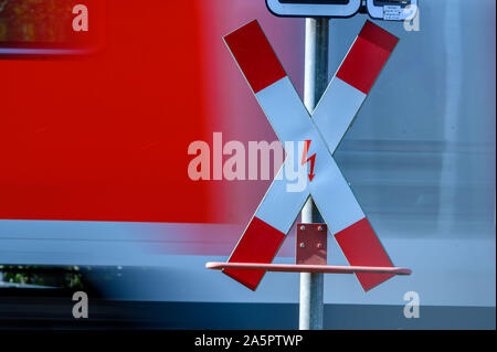 07 octobre 2019, Mecklembourg-Poméranie-Occidentale, Neu Zachun : Il y a un Saint Andrew's Cross à un passage à niveau. La croix de Saint-André indique que la circulation automobile doit donner la priorité au trafic ferroviaire. Photo : Jens Büttner/dpa-Zentralbild/ZB Banque D'Images