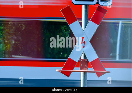 07 octobre 2019, Mecklembourg-Poméranie-Occidentale, Neu Zachun : Il y a un Saint Andrew's Cross à un passage à niveau. La croix de Saint-André indique que la circulation automobile doit donner la priorité au trafic ferroviaire. Photo : Jens Büttner/dpa-Zentralbild/ZB Banque D'Images