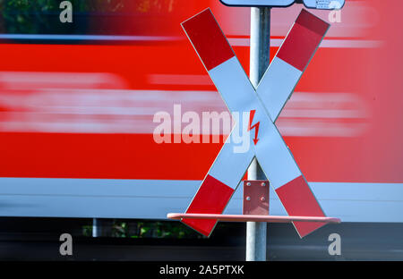 07 octobre 2019, Mecklembourg-Poméranie-Occidentale, Neu Zachun : Il y a un Saint Andrew's Cross à un passage à niveau. La croix de Saint-André indique que la circulation automobile doit donner la priorité au trafic ferroviaire. Photo : Jens Büttner/dpa-Zentralbild/ZB Banque D'Images