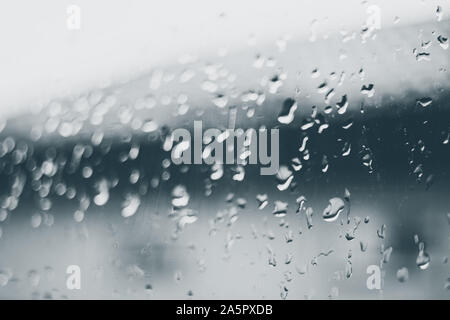 Fenêtre humide avec des gouttes de pluie. Temps de pluie froide. Banque D'Images