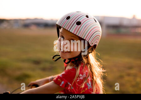 Portrait de jeune fille à vélo Banque D'Images