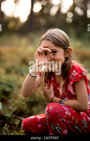 Girl picking blueberries Banque D'Images