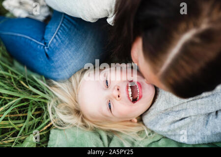 Happy girl Playing with mother Banque D'Images