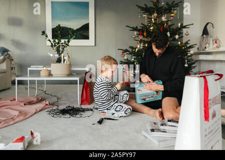 Père Noël avec son déballage Banque D'Images