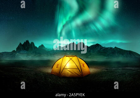Un jaune lumineux tente de camping sous un beau vert le nord de l'aurore. Aventure Voyage fond paysage. Photo composite. Banque D'Images