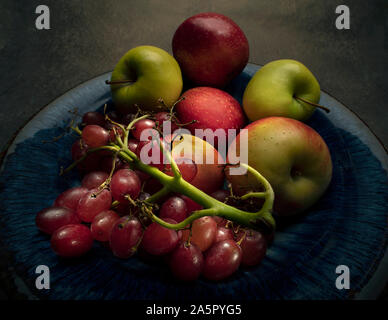 Fine art de fruits aux pommes et raisins Banque D'Images