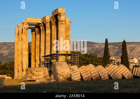 Temple de Zeus Olympien sur le site archéologique de l'Olympieion au coucher du soleil, Athènes, Grèce. Banque D'Images