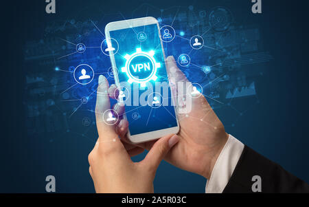 Femme hand holding smartphone avec abréviation VPN, la technologie moderne concept Banque D'Images