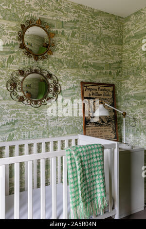 Miroirs décoratifs au-dessus de lit bébé avec vintage print en pépinière de l'enfant Banque D'Images