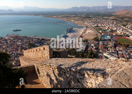 Port de plaisance de Nauplie le château de Palamidi. Nauplie, Grèce Banque D'Images