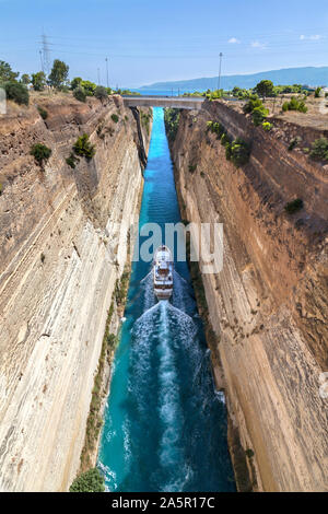 Canal de Corinthe reliant le golfe de Corinthe et du golfe Saronique, en Grèce. Banque D'Images