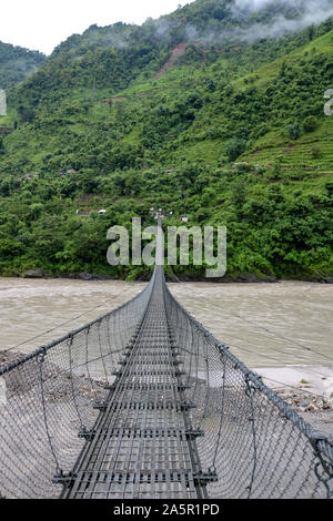 Pont suspendu sur les rives de la rivière Seti Gandaki au Népal Banque D'Images