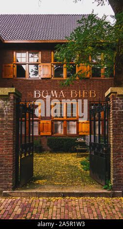 Leeuwarden, Pays-Bas - le 19 octobre 2019 : La Buma Bibliotheek sur Kerkstraat à Leeuwarden, la capitale de la province de Frise, Pays-Bas Banque D'Images
