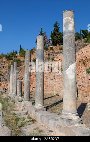 Des colonnes en ruines, une colonnade spartiate ou agora marketplace, Delphes, Grèce Banque D'Images