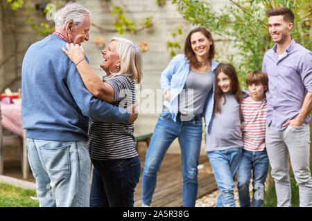 Les personnes âgées en couple heureux sur danse senior une fête de famille dans le jardin Banque D'Images