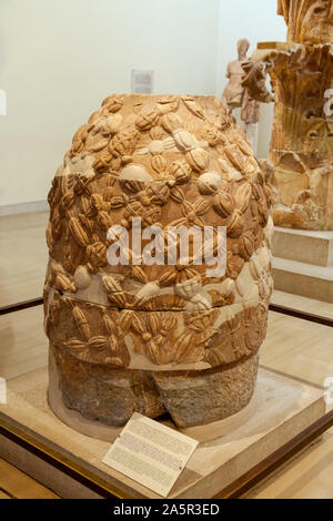 L'omphalos stone "nombril de la terre" en Delphi Museum, Grèce Banque D'Images