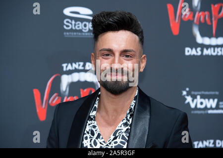 Fabiano CARROZZO, docu-soap, l'artiste de Bachelorette, tapis rouge, Tapis Rouge Show, première de la comédie musicale 'Dance des vampires" au théâtre Metronom Oberhausen, 10.10.2019. Dans le monde d'utilisation | Banque D'Images