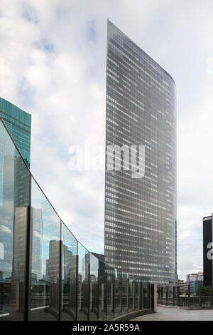 Dentsu Building avec les nuages, Shiodome, Tokyo, Japon Banque D'Images