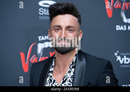 Fabiano CARROZZO, docu-soap, l'artiste de Bachelorette, tapis rouge, Tapis Rouge Show, première de la comédie musicale 'Dance des vampires" au théâtre Metronom Oberhausen, 10.10.2019. Dans le monde d'utilisation | Banque D'Images