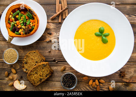 Soupe crème de potiron savoureux, mélangé avec de l'oignon et d'épices, de légumes courgettes farcies, carottes, haricots, maïs sucré et de haricot, la cannelle, l'anis et Banque D'Images