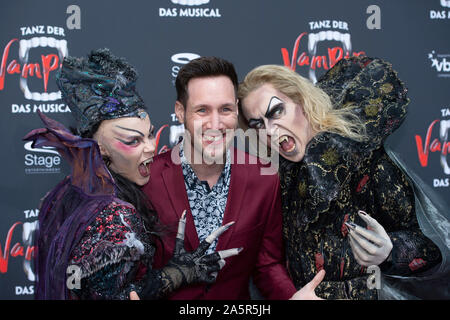 Sven KROLL, présentatrice TV, posant avec deux interprètes vampire, tapis rouge, Tapis Rouge Show, première de la comédie musicale 'Dance des vampires" au théâtre Metronom Oberhausen, 10.10.2019. Dans le monde d'utilisation | Banque D'Images