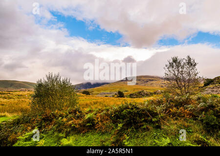 Mont Snowdon dans les nuages bas, le parc national de Snowdonia, le Nord du Pays de Galles, Royaume-Uni Banque D'Images