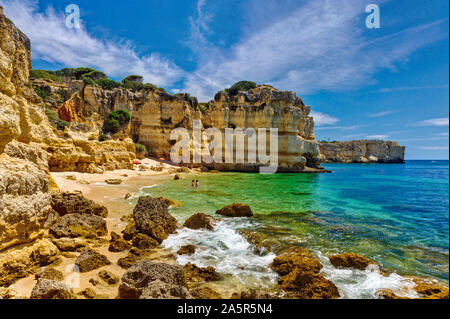 Petite anse près de Albufeira, Algarve, Portugal Banque D'Images