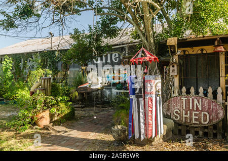 L'extérieur de la cabane en tôle ondulée est représenté, le 6 octobre 2019, dans Apalachicola en Floride. Le magasin vend des meubles anciens et reproduction des souvenirs. nautique Banque D'Images