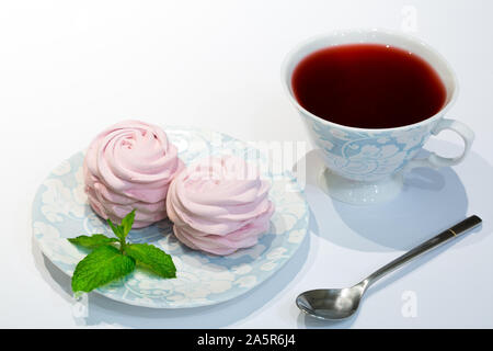 Hibiscus rouge plateau (Soudan) avec thé rose bleuet rose guimauve. Décoré avec des bonbons menthe poivre. Banque D'Images