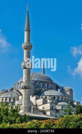 ISTANBUL Turquie la Mosquée Bleue et de minarets CONTRE UN CIEL BLEU Banque D'Images