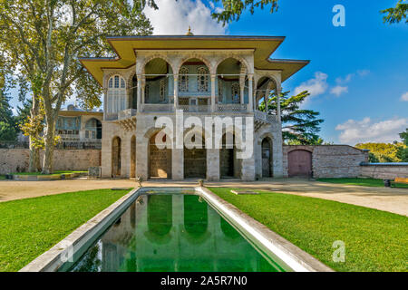 Le palais de Topkapi TURQUIE COUR AVEC ARBRES ET JARDINS ET UN GRAND PAVILLON AVEC PISCINE rectangulaire de l'eau verte Banque D'Images