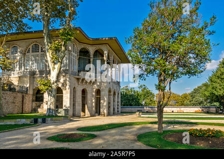 Le palais de Topkapi TURQUIE COUR AVEC ARBRES ET JARDINS ET UN GRAND PAVILLON Banque D'Images