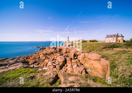 Le phare de Cap Fréhel et l'Océan Atlantique le long d'une journée d'été en Bretagne, France Banque D'Images