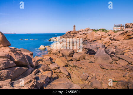 Des pierres de granit rose et le phare de Cap Fréhel et l'Océan Atlantique le long d'une journée d'été en Bretagne, France Banque D'Images