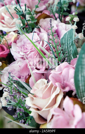 Close up of imitation fleurs multicolores Banque D'Images
