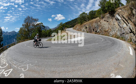 Cycliste masculin l'ascension de la célèbre montée de l'Alpe d'Huez, Oisans, Alpes Françaises. Banque D'Images