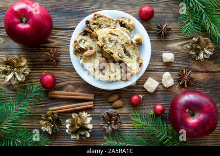 Gâteau de Noël avec des raisins secs et d'épices. backround Pommes rouges parfait et décoration de Noël. Boules de Noël rouge, les cônes d'or et de sapin brancges. Banque D'Images