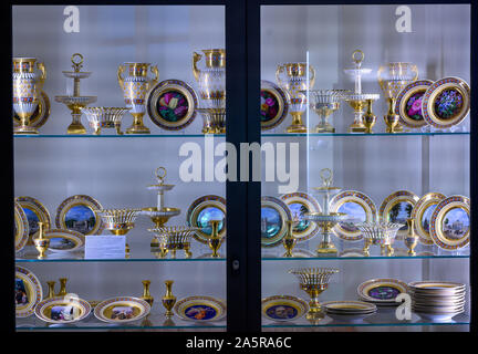 Schwerin, Allemagne. 09Th Oct, 2019. La collection de porcelaine de Musée de l'État dans le château. La manufacture de porcelaine de Berlin sera à l'affiche. Parmi les plus précieux dons que la maison ducale de Mecklembourg a reçu au 19ème siècle sont les porcelaines de la manufacture de Berlin que les rois Prussiens ont présenté à leurs parents. Credit : Jens Büttner/dpa-Zentralbild/ZB/dpa/Alamy Live News Banque D'Images