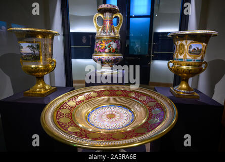 Schwerin, Allemagne. 09Th Oct, 2019. La collection de porcelaine de Musée de l'État dans le château. La manufacture de porcelaine de Berlin sera à l'affiche. Parmi les plus précieux dons que la maison ducale de Mecklembourg a reçu au 19ème siècle sont les porcelaines de la manufacture de Berlin que les rois Prussiens ont présenté à leurs parents. Credit : Jens Büttner/dpa-Zentralbild/ZB/dpa/Alamy Live News Banque D'Images