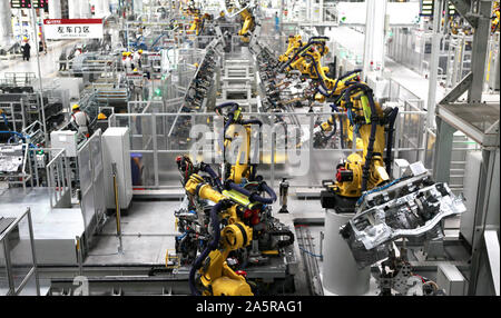 Bras Robot souder des pièces de voiture sur la ligne d'assemblage à l'usine automobile de Great Wall Motors à Chongqing, Chine, le 22 octobre 2019. Banque D'Images