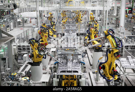 Bras Robot souder des pièces de voiture sur la ligne d'assemblage à l'usine automobile de Great Wall Motors à Chongqing, Chine, le 22 octobre 2019. Banque D'Images