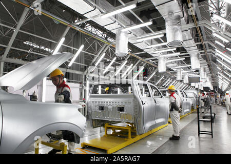 Les travailleurs chinois assembler des voitures sur la ligne d'assemblage à l'usine automobile de Great Wall Motors à Chongqing, Chine, le 22 octobre 2019. Banque D'Images