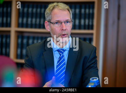 10 octobre 2019, Mecklembourg-Poméranie-Occidentale, Schwerin : Thomas Krüger, chef du groupe parlementaire SPD dans le parlement de l'état de Mecklembourg-Poméranie-Occidentale, lors d'une conférence de presse dans le parlement de l'état. Photo : Jens Büttner/dpa-Zentralbild/ZB Banque D'Images