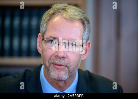 10 octobre 2019, Mecklembourg-Poméranie-Occidentale, Schwerin : Thomas Krüger, chef du groupe parlementaire SPD dans le parlement de l'état de Mecklembourg-Poméranie-Occidentale, lors d'une conférence de presse dans le parlement de l'état. Photo : Jens Büttner/dpa-Zentralbild/ZB Banque D'Images