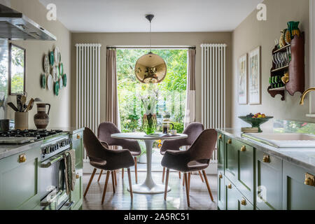 1960 coin de la table dans la fenêtre de rénovation terrasse Victorienne Banque D'Images